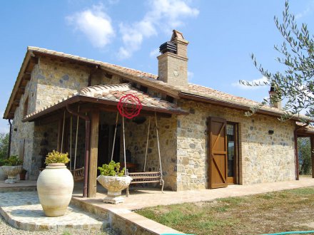 Farmhouse with swimming pool on the hills of Seggiano