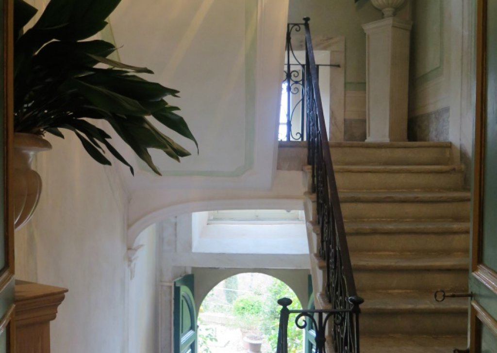 Vendita Villa  Camaiore - Colline di Camaiore - Villa Storica di prestigio con splendida vista mare e piscina Località Colline