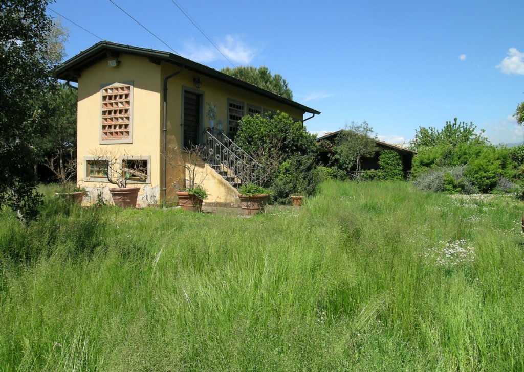 Vendita Casolare Massarosa - Villa di Campagna - Pian di Mommio - Massarosa Località Piano di Mommio