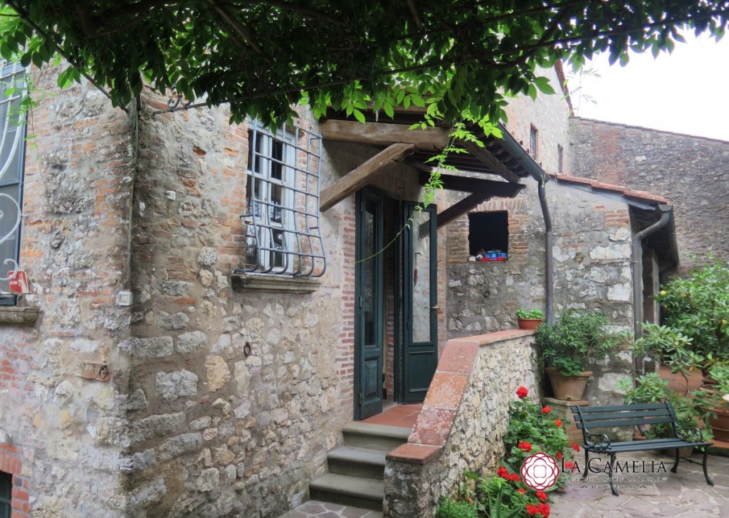 Casolare in vendita  1000 m² ottime condizioni, Lucca, località Colline