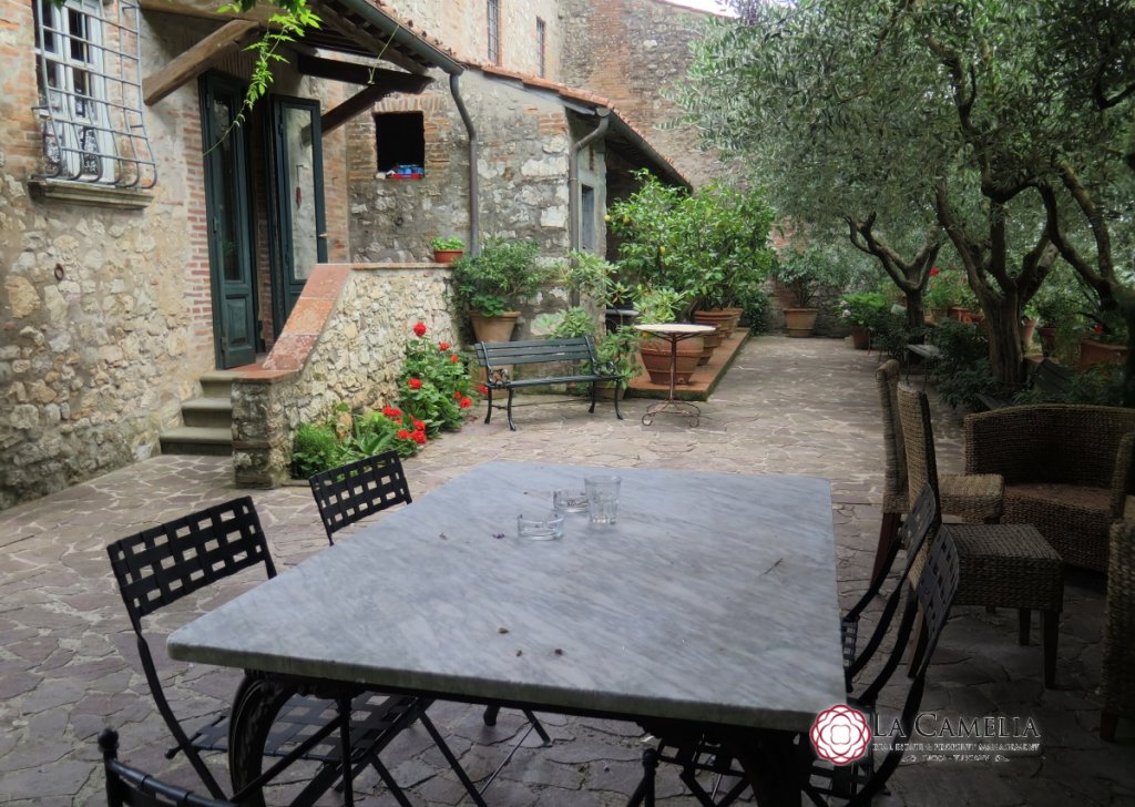 Casolare in vendita  1000 m² ottime condizioni, Lucca, località Colline