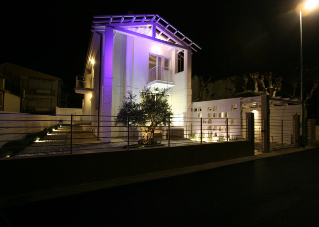 Vendita Villa  Camaiore - Villa Moderna di Prestigio in vendita a Lido di Camaiore - M23 Località Lido di Camaiore