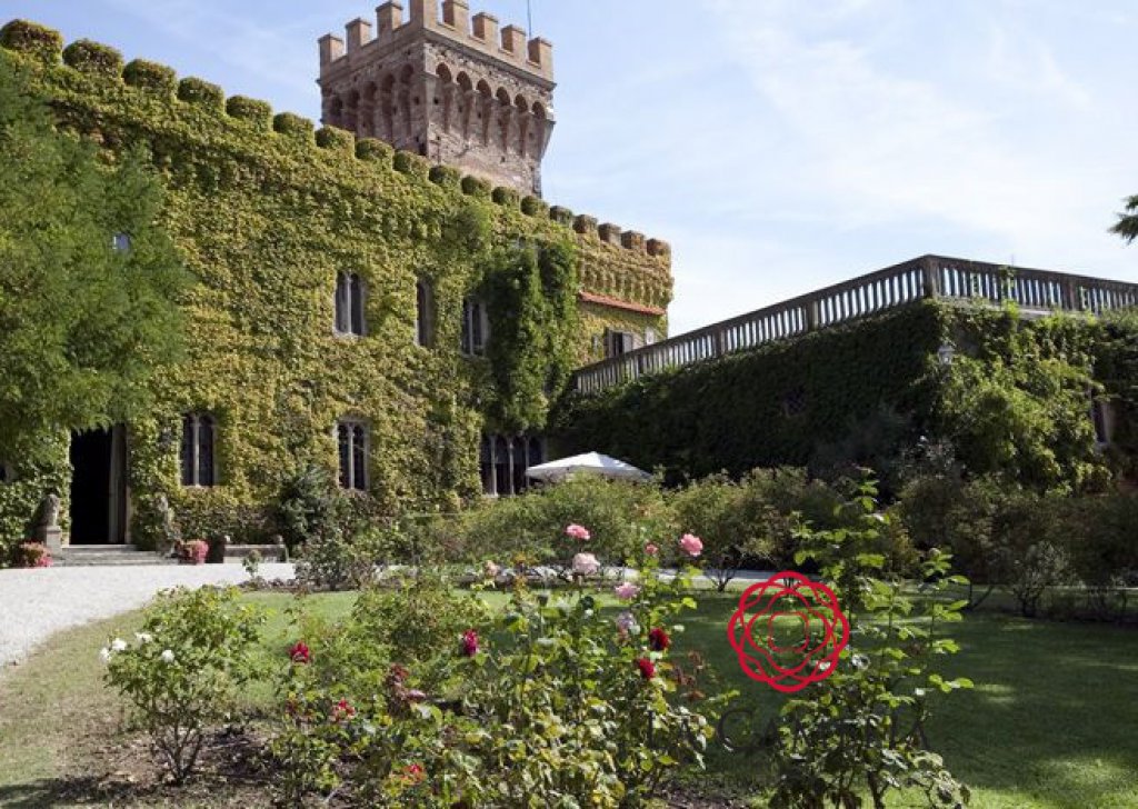 Castle for holiday rentals  1500 sqm fair condition, Campiglia Marittima