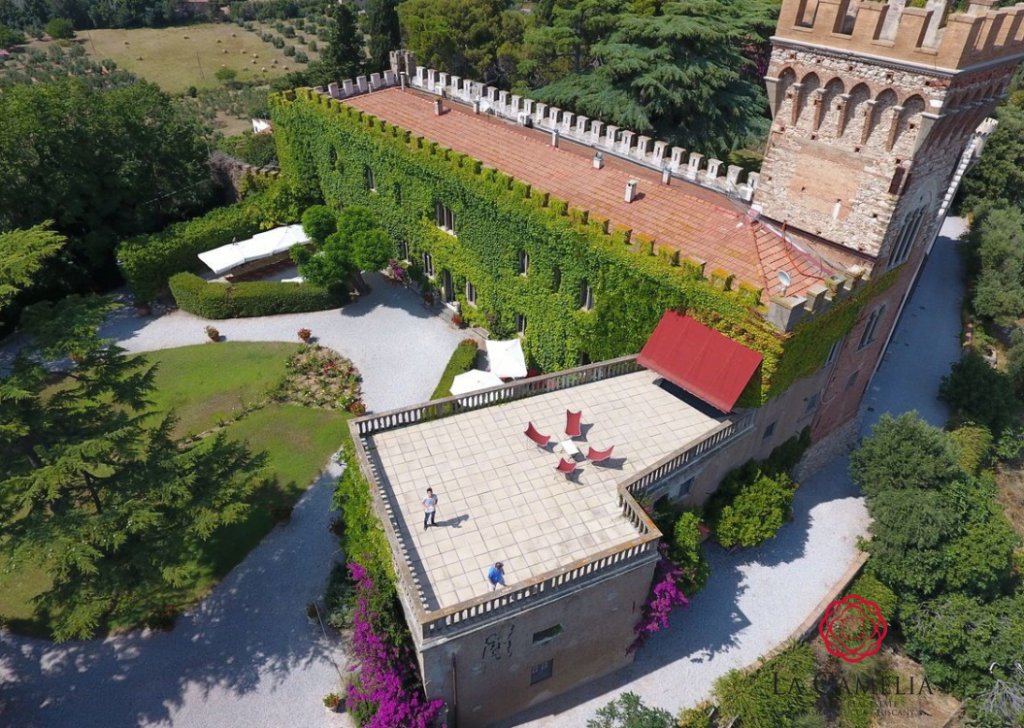 Castle for holiday rentals  1500 sqm fair condition, Campiglia Marittima