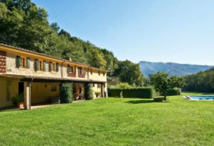 Farmhouse surrounded by the greenery of the Camaiore Hills