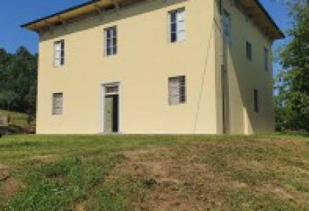 Villa with garden to renovate, not far from Lucca