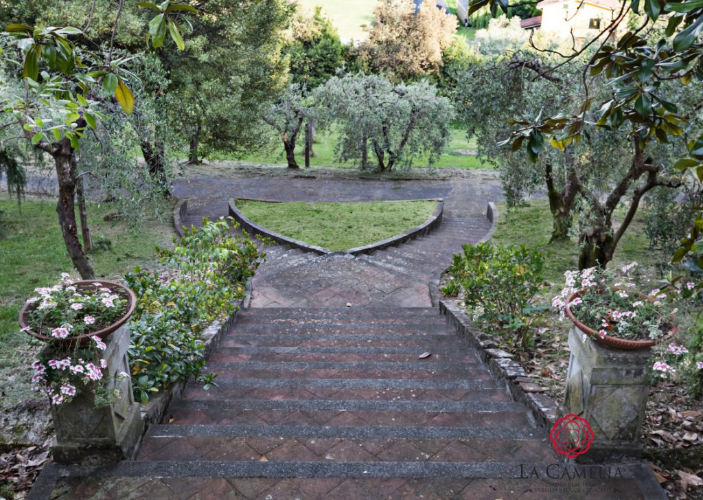 Villa  in vendita  500 m² ottime condizioni, Lucca, località San Concordio di Moriano