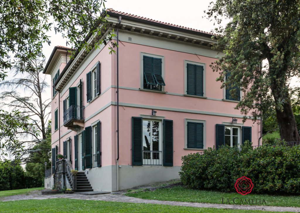 Villa  in vendita  500 m² ottime condizioni, Lucca, località San Concordio di Moriano
