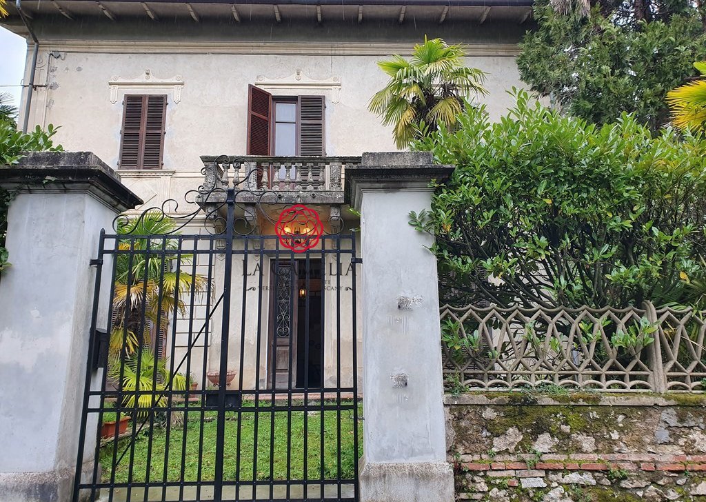 Vendita Villa  Camaiore - Villa padronale da ristrutturare colline di Camaiore Località Colline