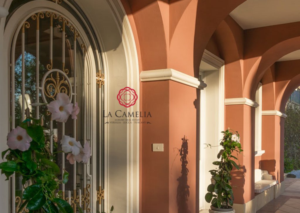 Villa for sale  900 sqm excellent conditions, Massa, locality Center