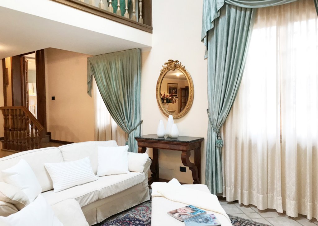 Villa  in vendita  270 m² ottime condizioni, Camaiore
